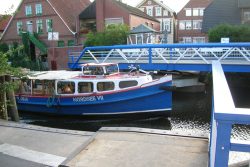 Barkasse „Nordsee VII“ passiert die Drehbrücke bei Jork-Estebrügge