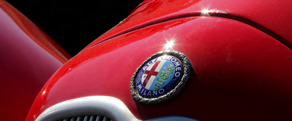 Alfa Romeo rote Motorhaube in der Sonne