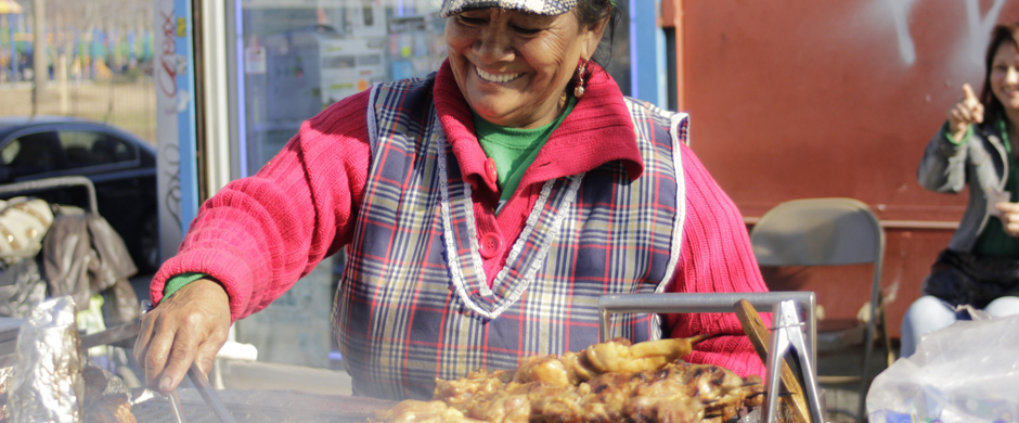 Lachende Frau am Grill