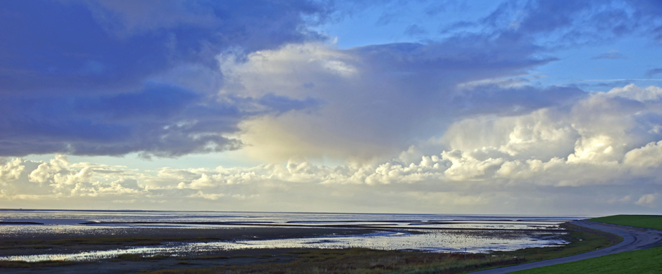 Blick auf die Nordsee mit beeindruckenden Wolken