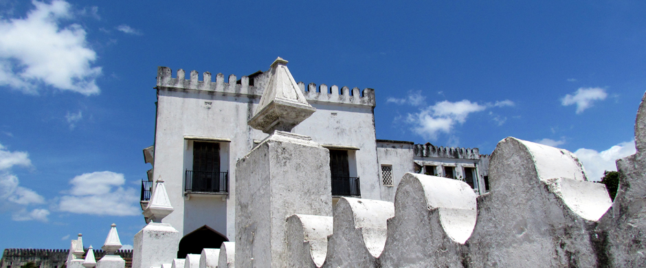 Architektur vor blauem Himmel